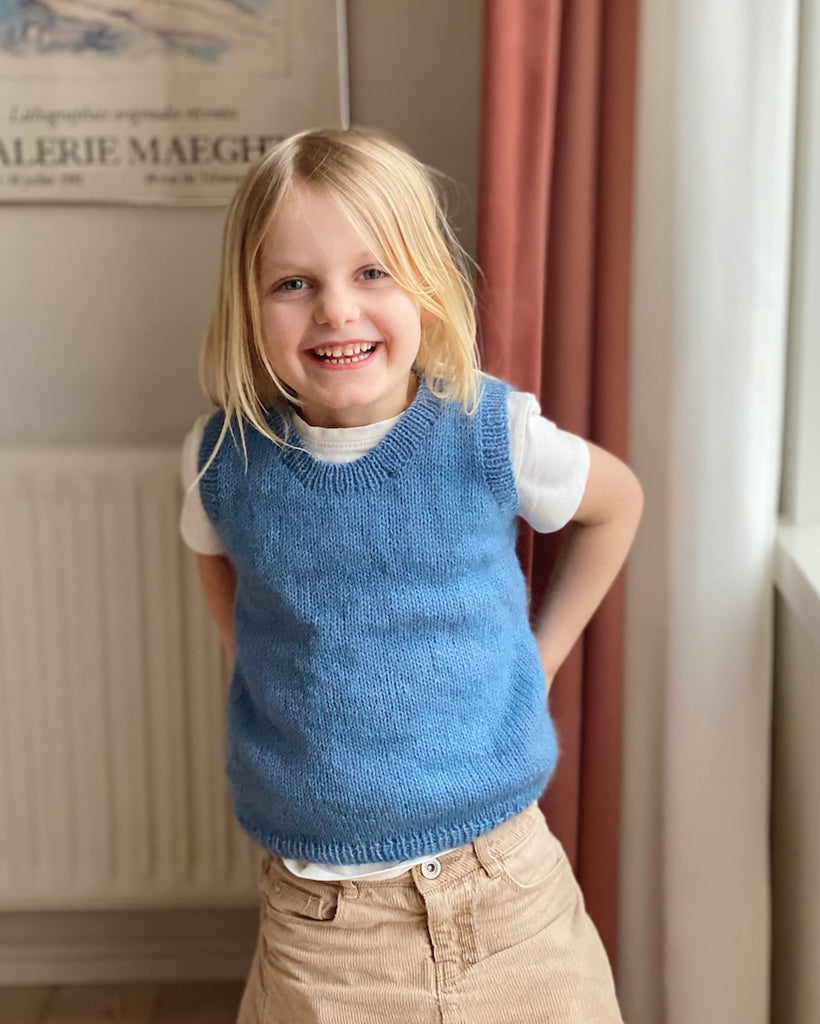 Pige iført lyseblå Stockholm Slipover Mini