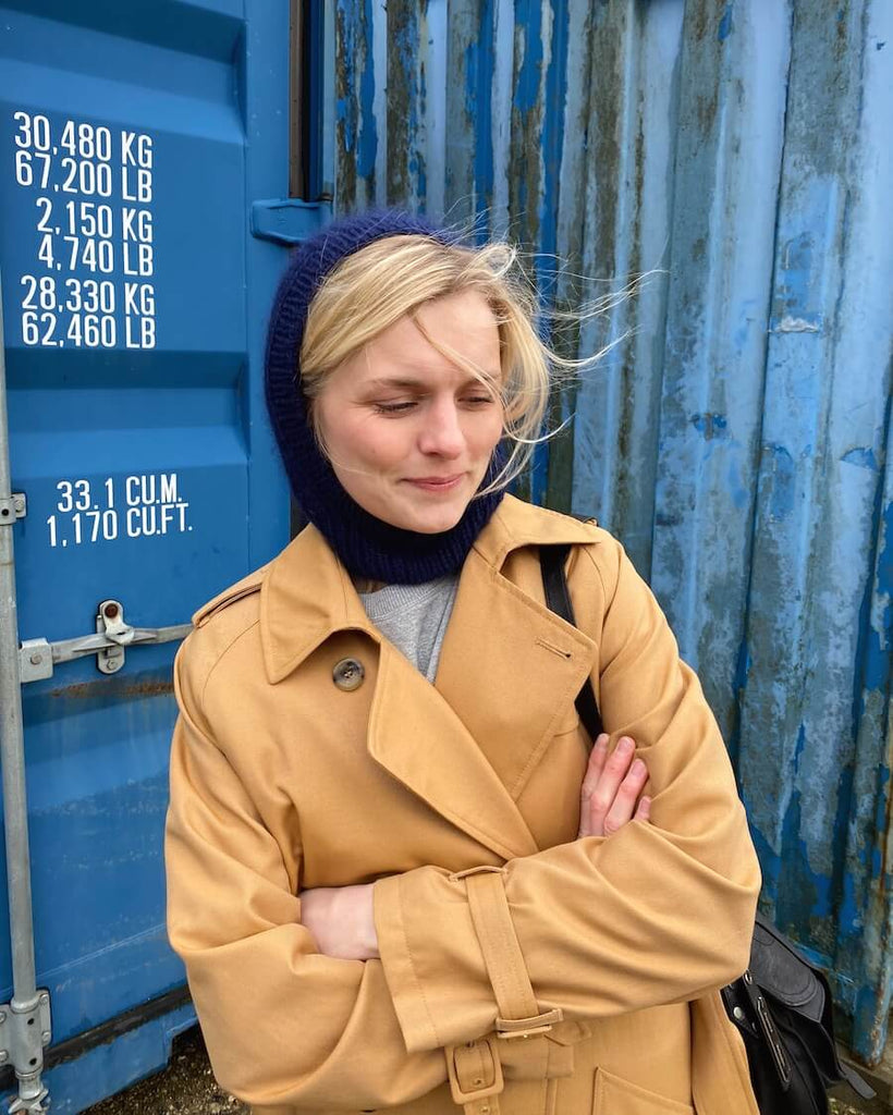 Kvinde iført blå November Balaclava