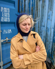 Kvinde iført blå November Balaclava