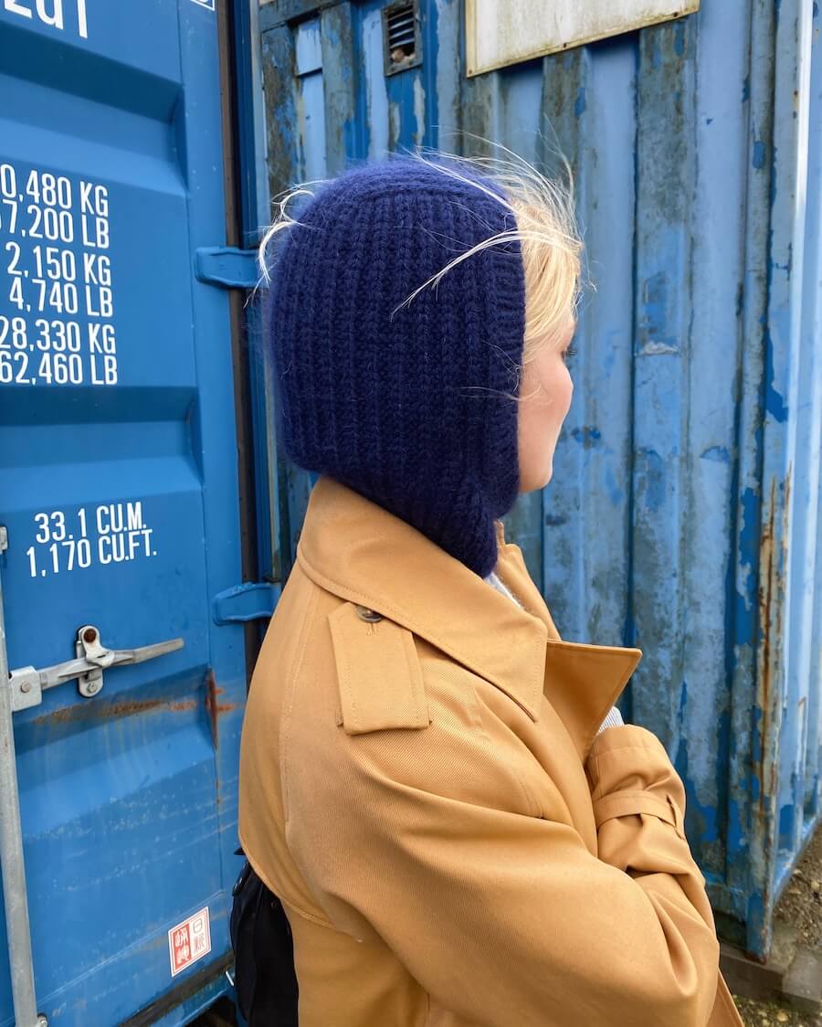 Kvinde iført blå November Balaclava