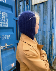 Kvinde iført blå November Balaclava