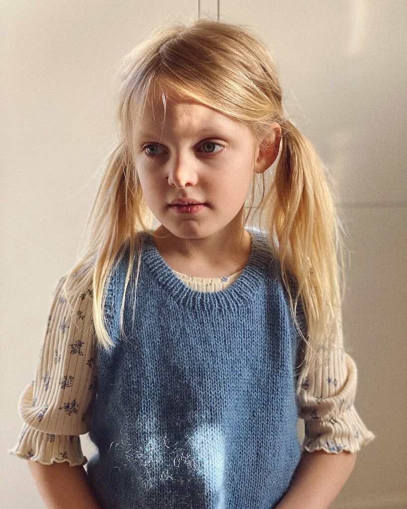 Pige iført lyseblå Stockholm Slipover Mini