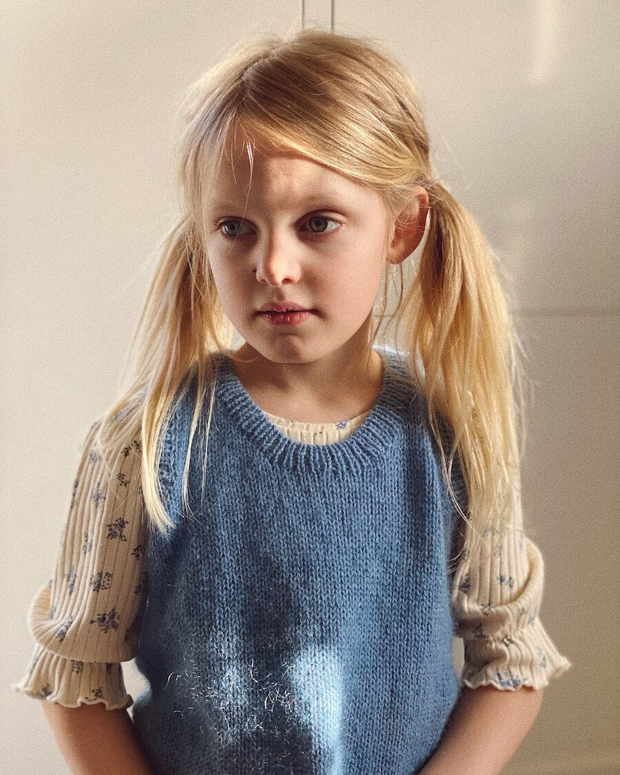 Pige iført lyseblå Stockholm Slipover Mini