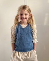 Pige iført lyseblå Stockholm Slipover Mini