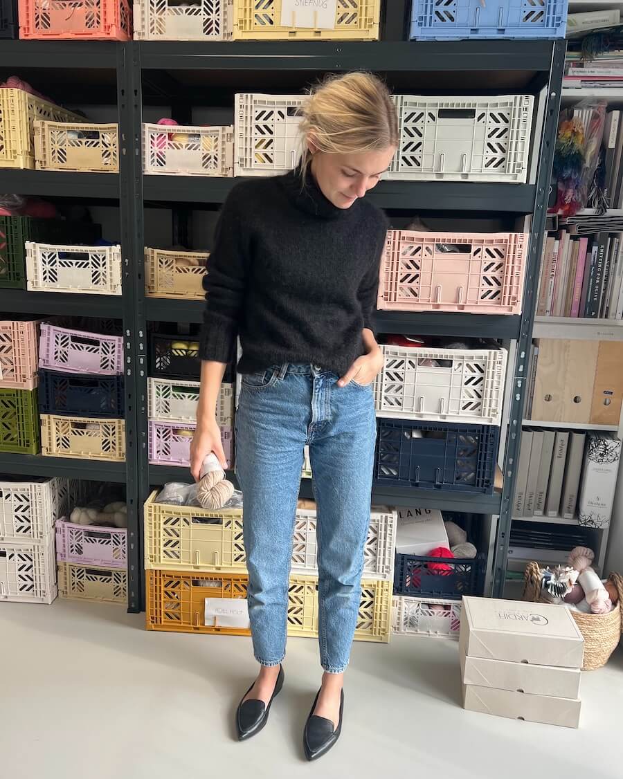 Kvinde iført sort Caramel Sweater