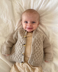 Barn iført beige Carls Cardigan