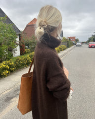 Kvinde iført brun Chestnut Dress