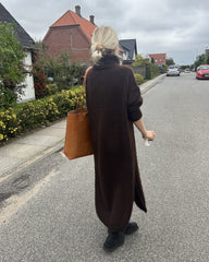 Kvinde iført brun Chestnut Dress