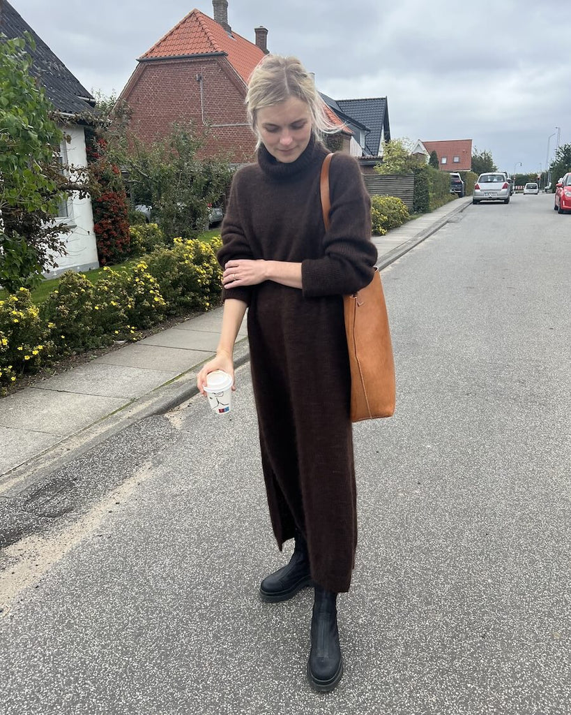 Kvinde iført brun Chestnut Dress