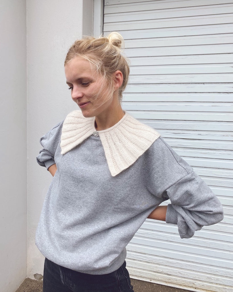 Kvinde iført hvid Sunday Collar