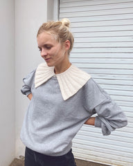 Kvinde iført hvid Sunday Collar