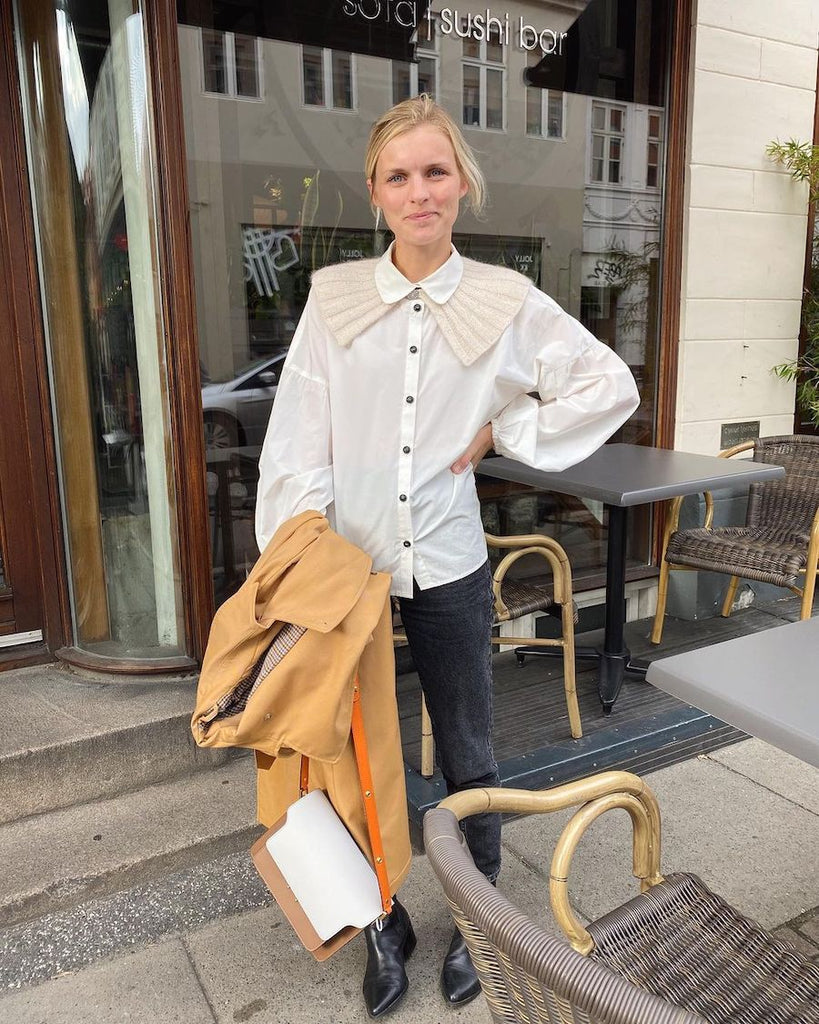 Kvinde iført hvid Sunday Collar