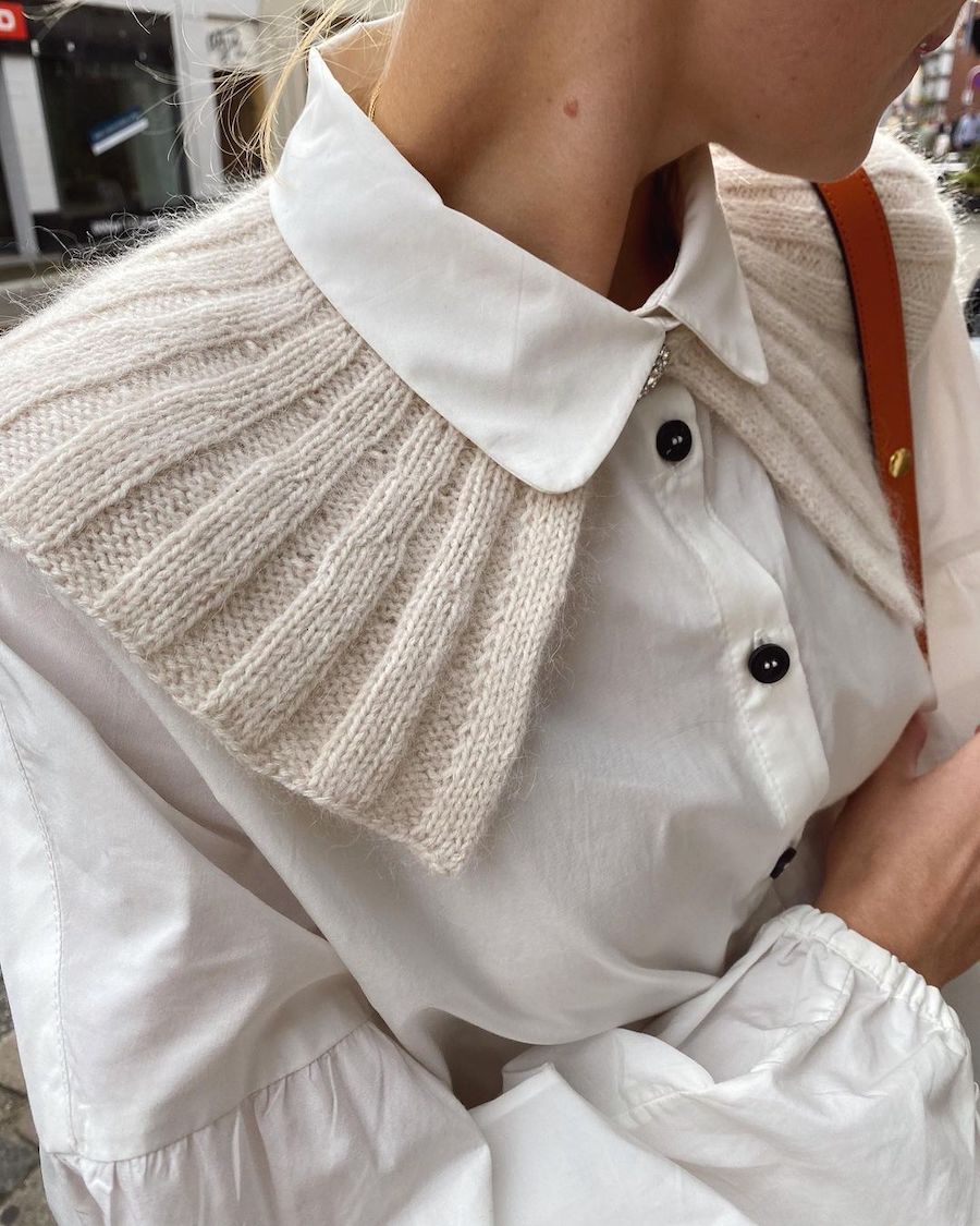 Kvinde iført hvid Sunday Collar