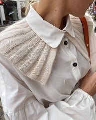 Kvinde iført hvid Sunday Collar