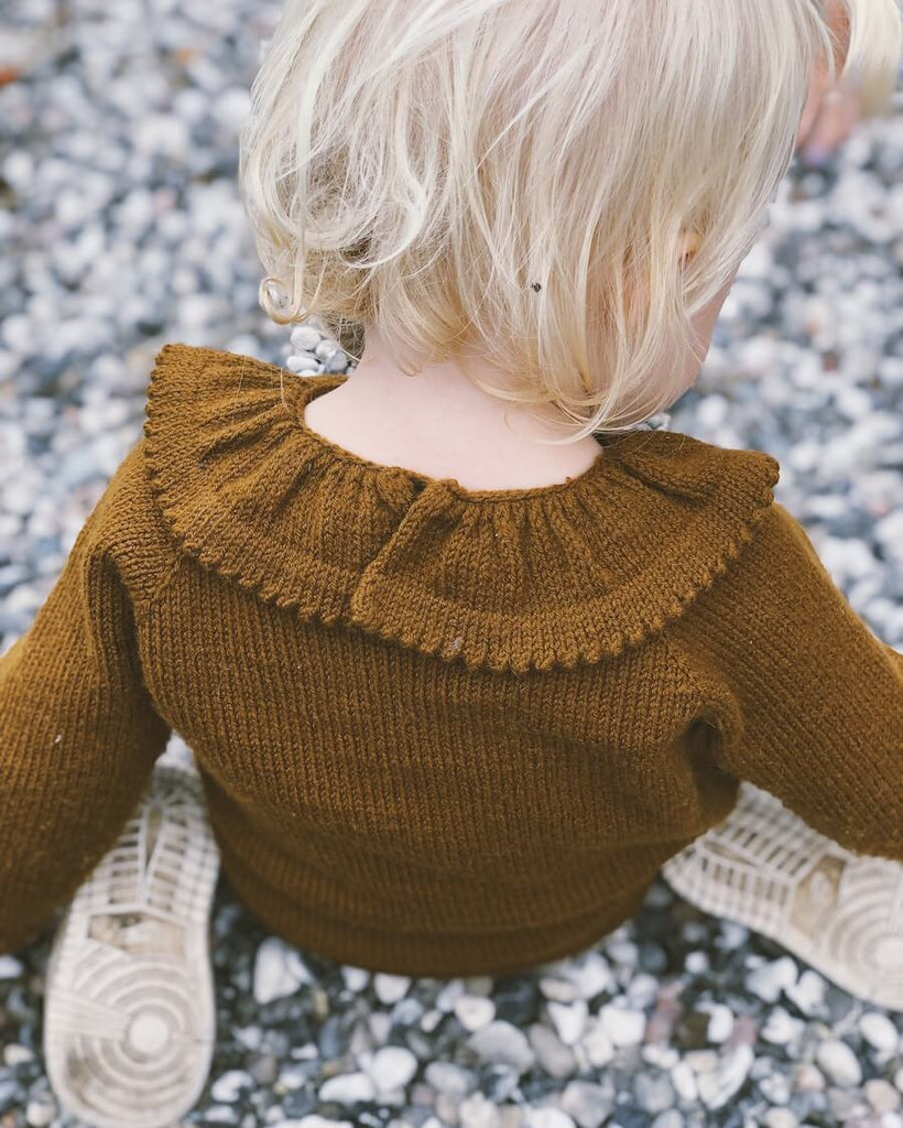 Detaljebillede af okkerfarvet Dagmars Bluse