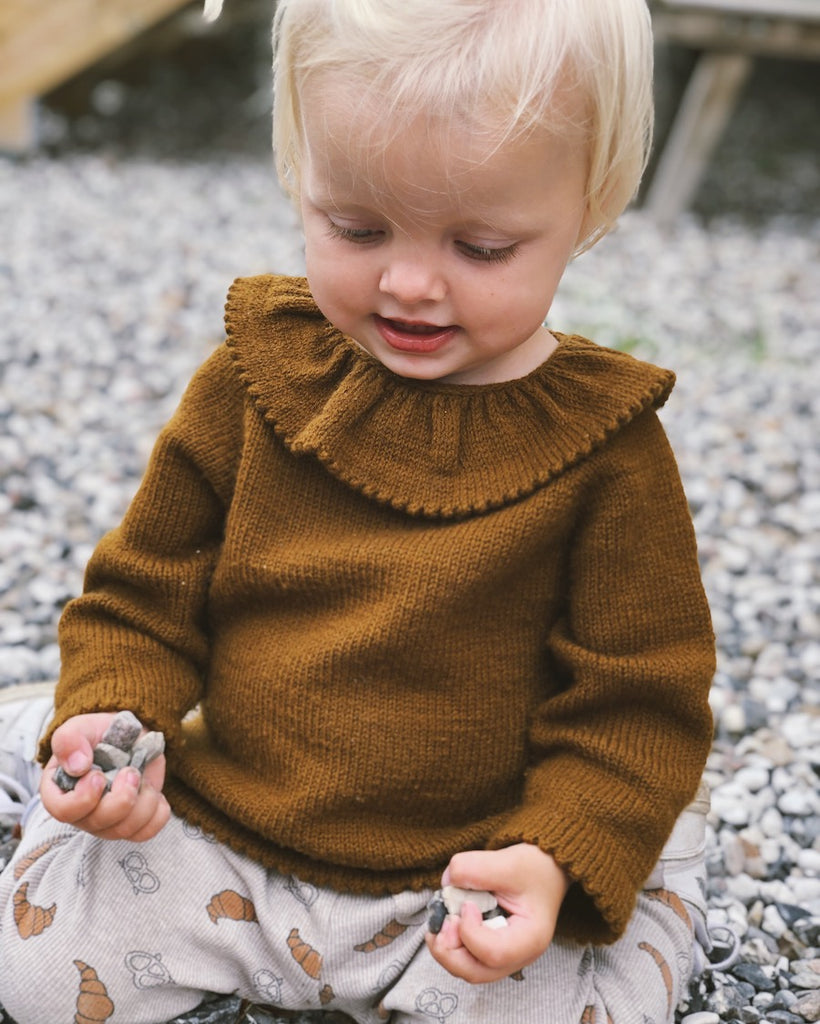 Barn iført okkerfarvet Dagmars Bluse