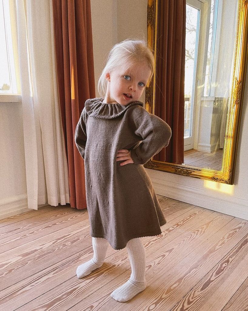 Barn iført brun Dagmars Kjole
