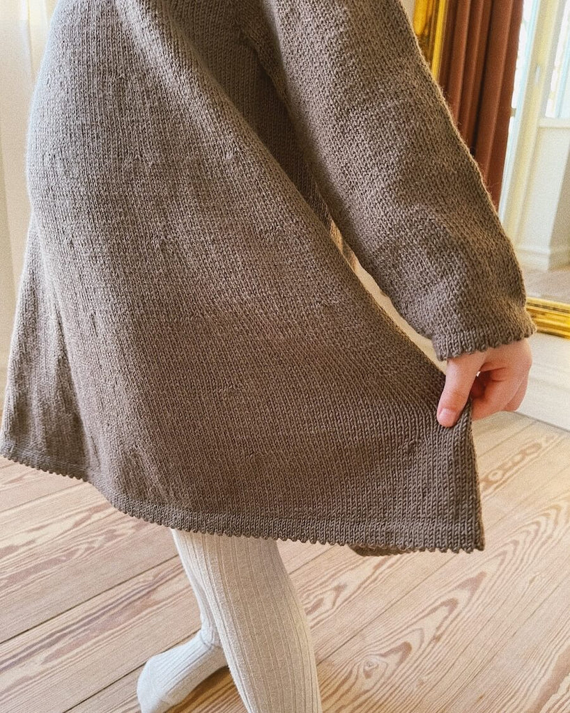 Barn iført brun Dagmars Kjole