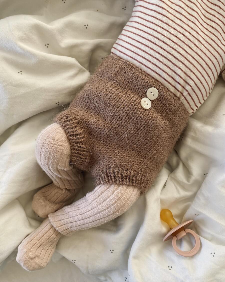 Baby iført brune Elinors Blebukser