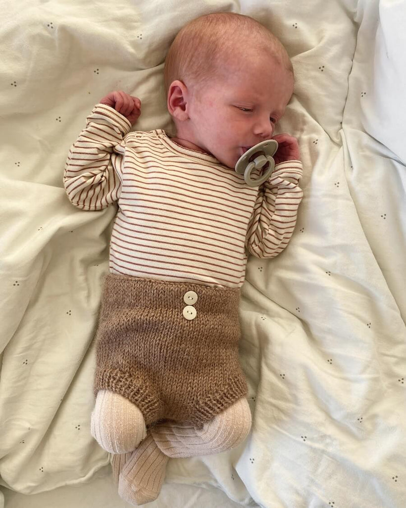 Baby iført brune Elinors Blebukser