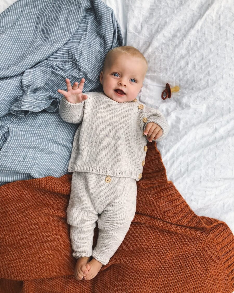 Barn iført hvidt Ellens Hentesæt