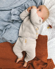 Barn iført hvidt Ellens Hentesæt