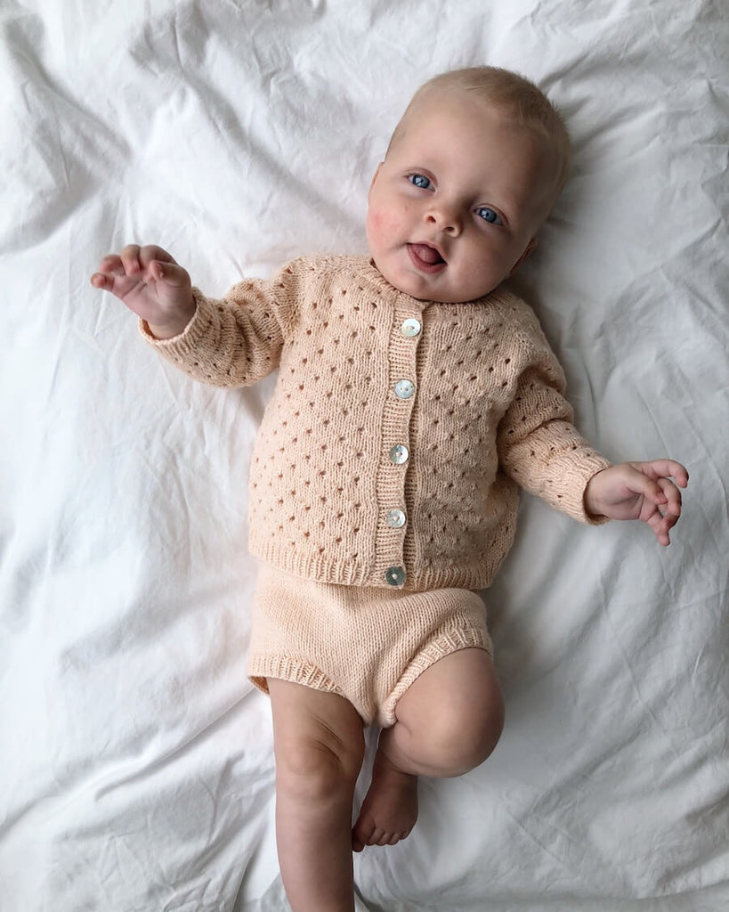 Barn iført lyserødt Ellens Legesæt