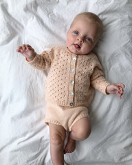 Barn iført lyserødt Ellens Legesæt