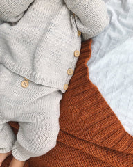 Closeup af barn iført hvidt Ellens Hentesæt