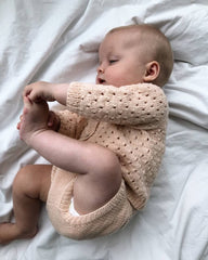 Barn iført lyserødt Ellens Legesæt