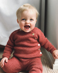 Barn iført rødt Ellens Hentesæt