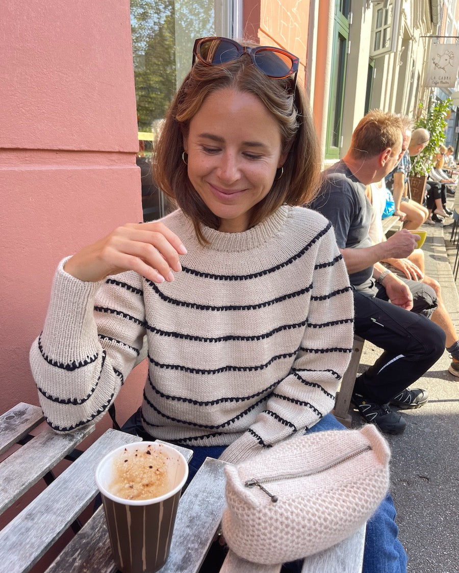 Kvinde iført lys Festival Sweater – My Size