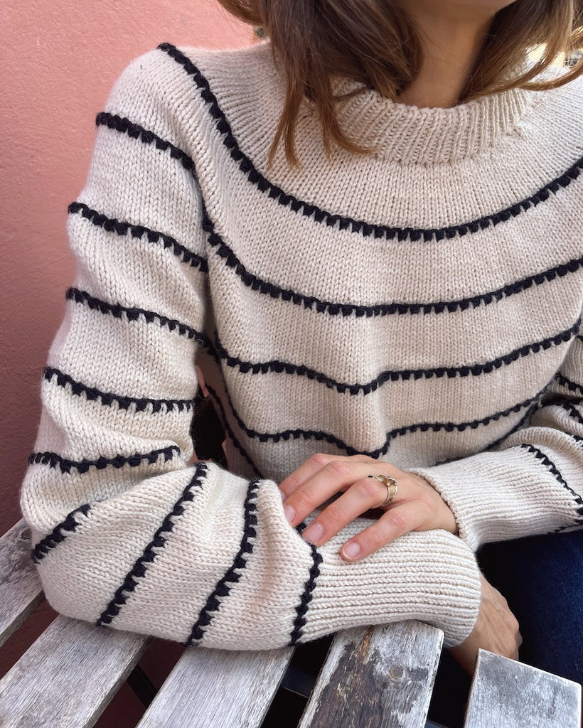 Kvinde iført lys Festival Sweater – My Size