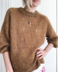 Kvinde iført brun Florence Sweater