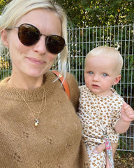 Kvinde iført brun Florence Sweater