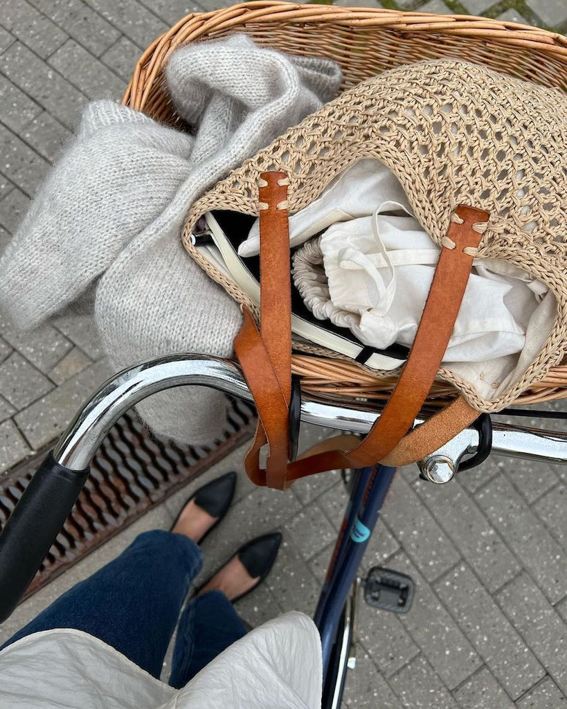 Knitter's string bag i cykelkurv med French market bag