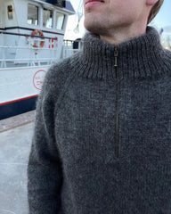 Mand iført koksgrå Zipper Sweater – Man