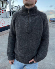 Mand iført koksgrå Zipper Sweater – Man