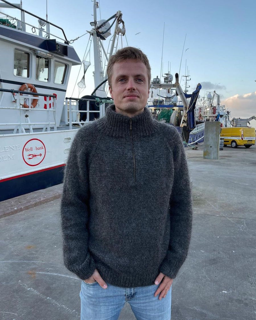 Mand iført koksgrå Zipper Sweater – Man