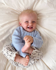 Barn iført lyseblå Haralds Trøje