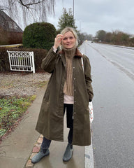 Kvinde iført brun Hazel Neck