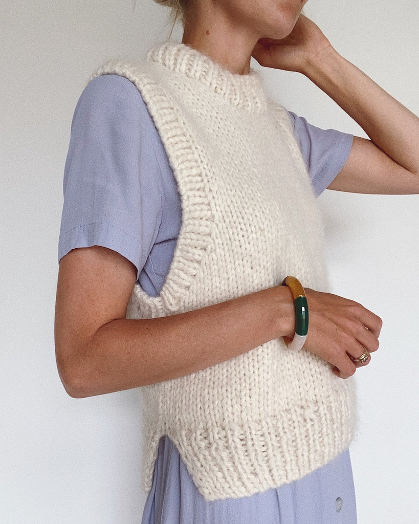 Kvinde iført hvid Holiday Slipover