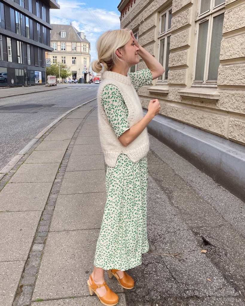 Kvinde iført hvid Holiday Slipover