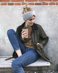 Kvinde iført gråt Ingeborg Pandebånd