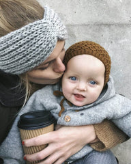 Kvinde iført gråt Ingeborg Pandebånd