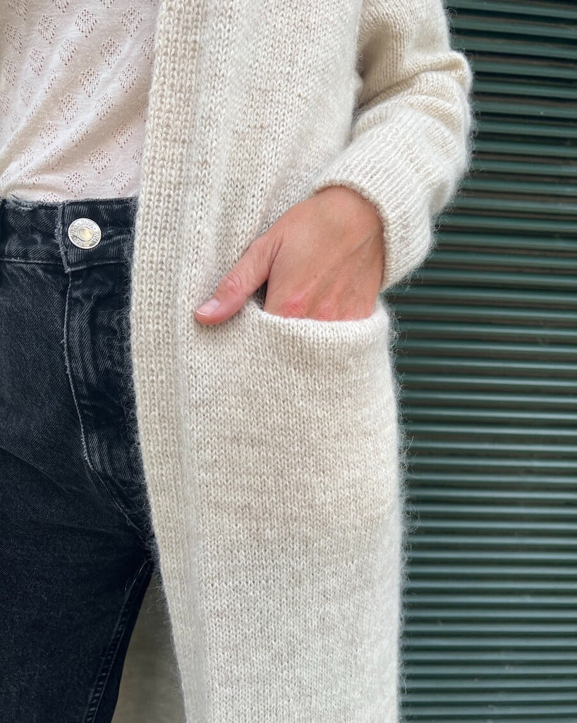 Detaljebillede af lomme på hvid Ingen Dikkedarer Cardigan
