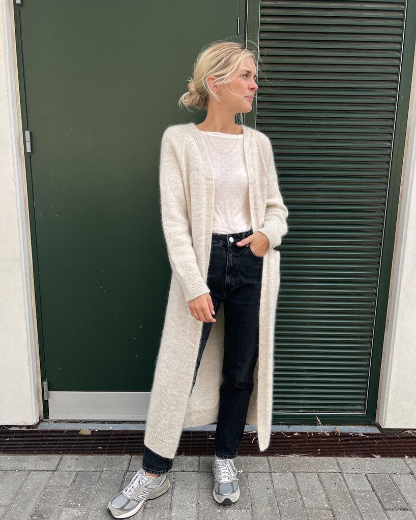 Kvinde iført hvid Ingen Dikkedarer Cardigan