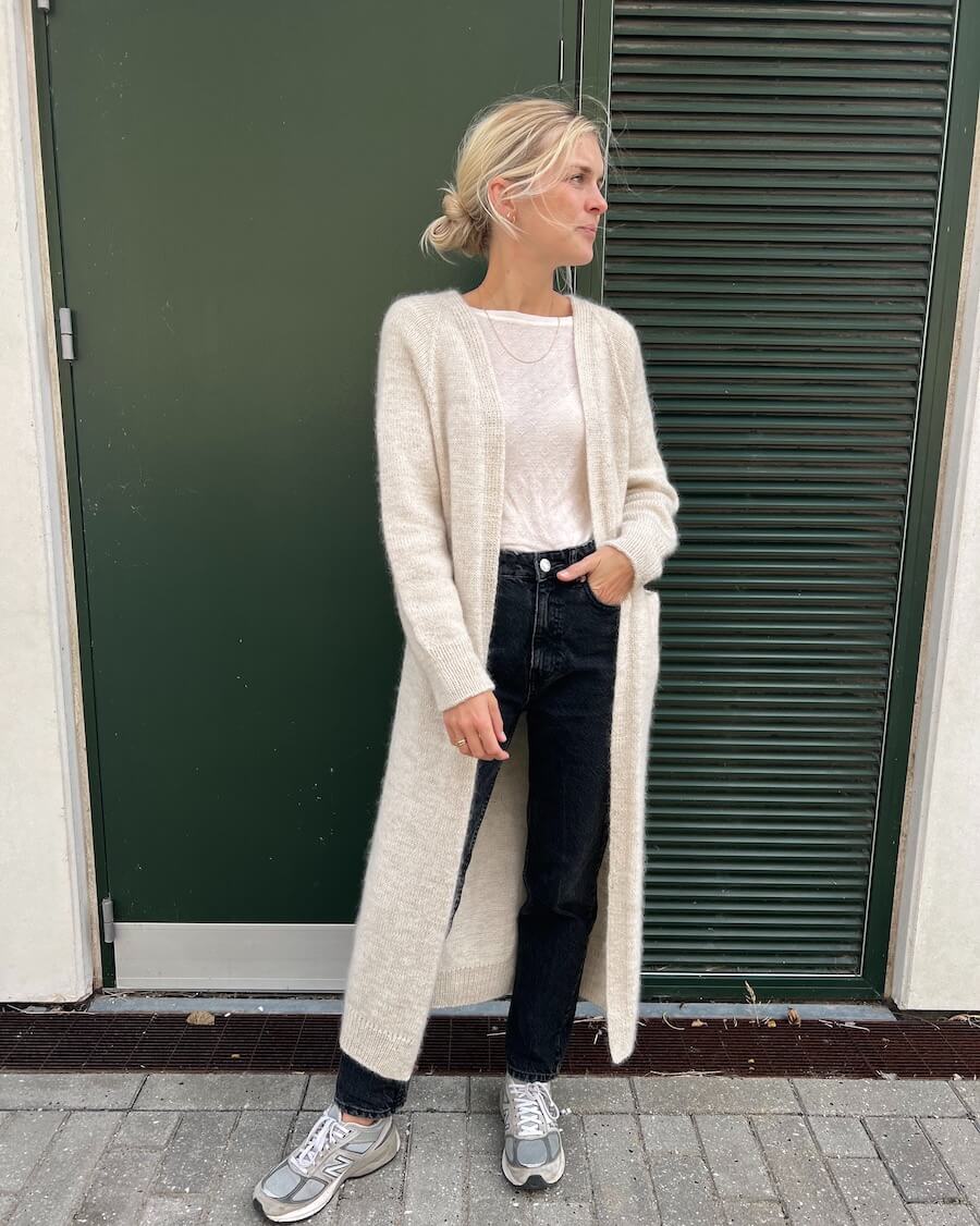 Kvinde iført hvid Ingen Dikkedarer Cardigan