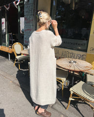 Kvinde iført hvid Ingen Dikkedarer Cardigan