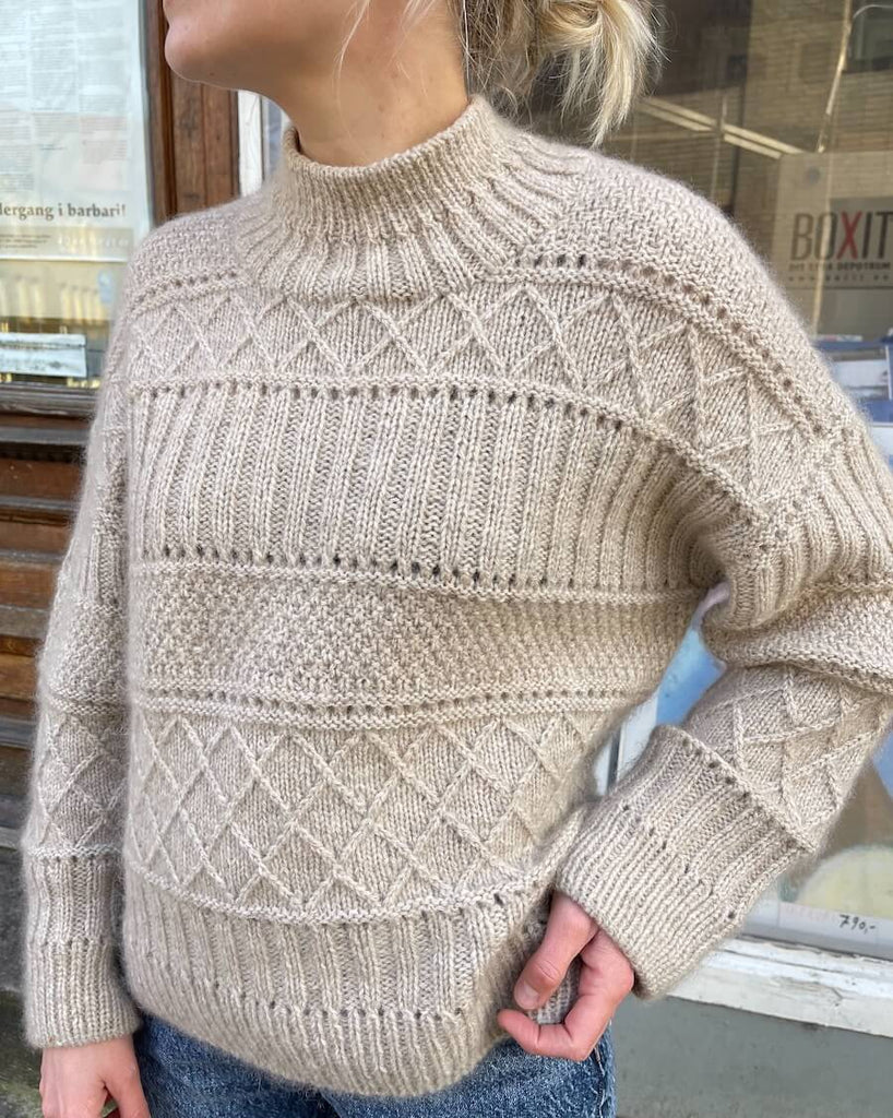 Kvinde iført lys Ingrid Sweater
